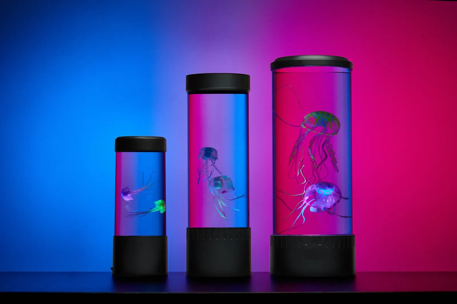 Produto fotografado para campanha com iluminação neon