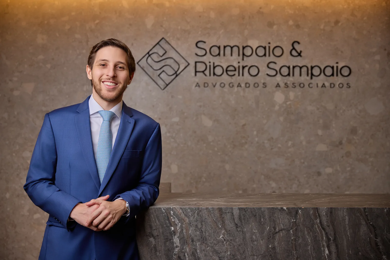 Retrato corporativo de advogado em escritório