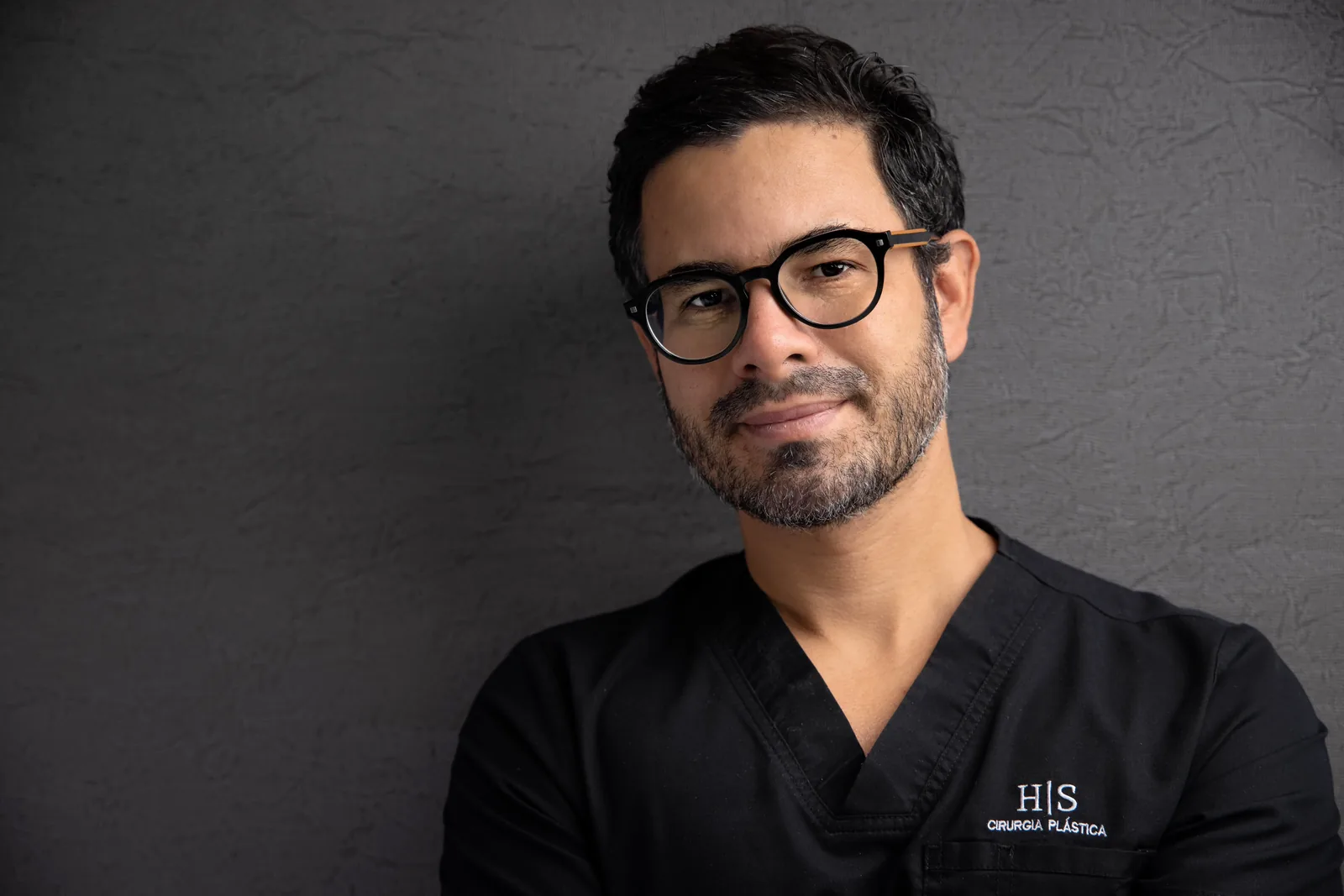 Retrato corporativo de médico em fundo neutro