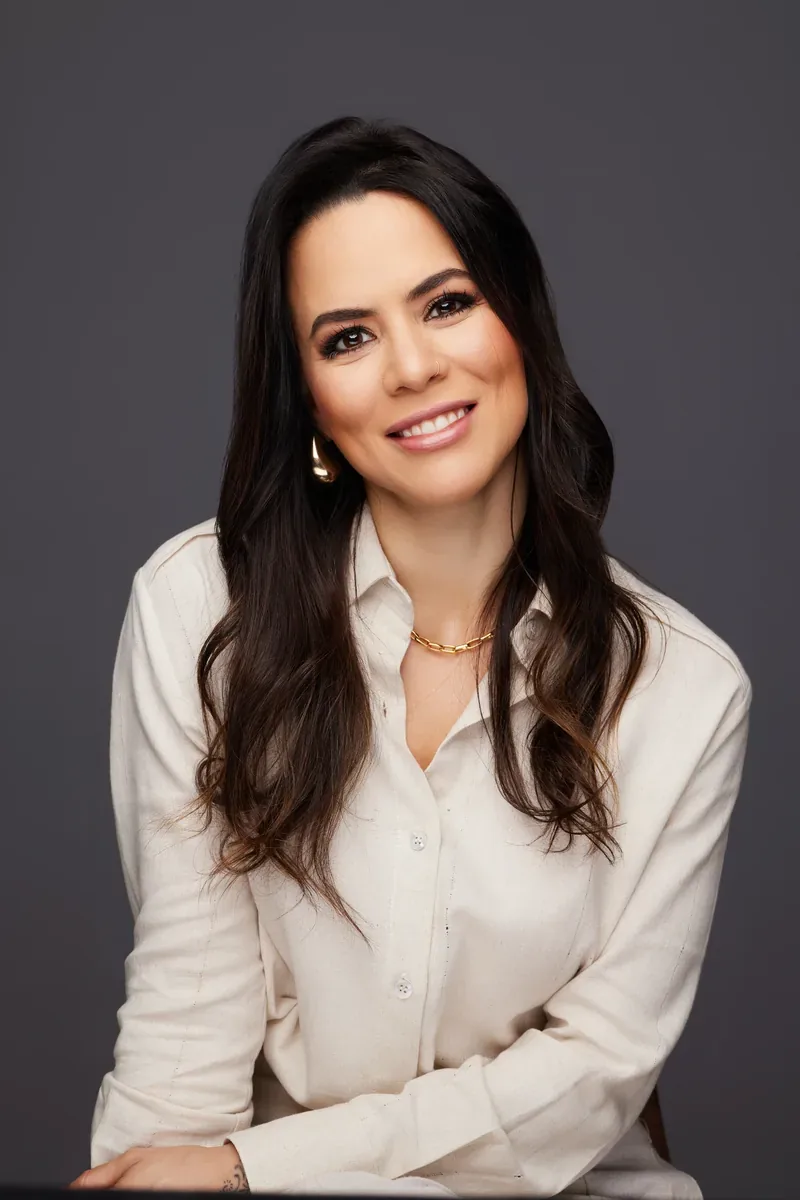 Retrato corporativo feminino em cenário claro