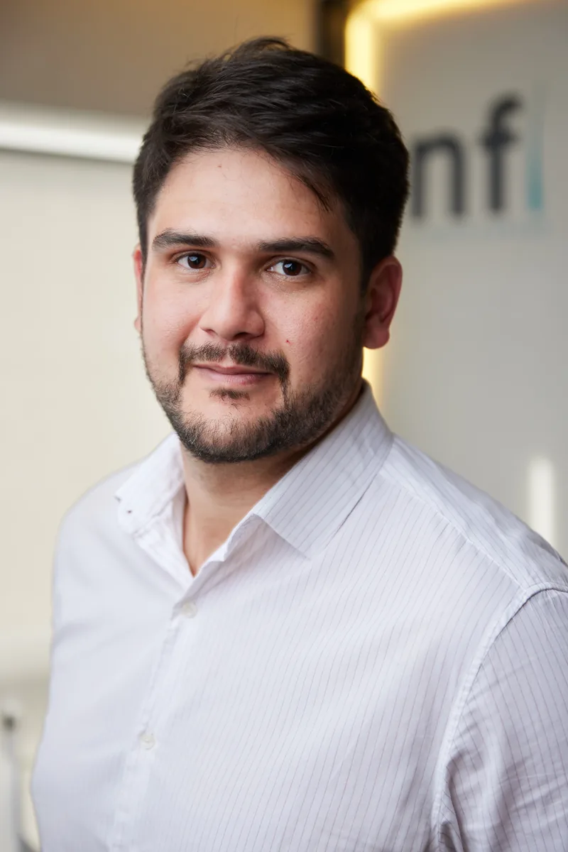 Retrato corporativo masculino em ambiente profissional