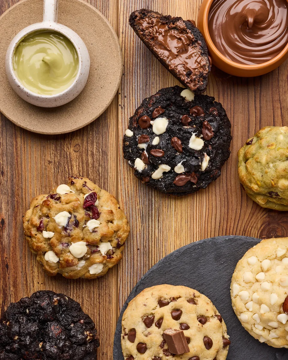 Cookies artesanais apresentados em composição superior