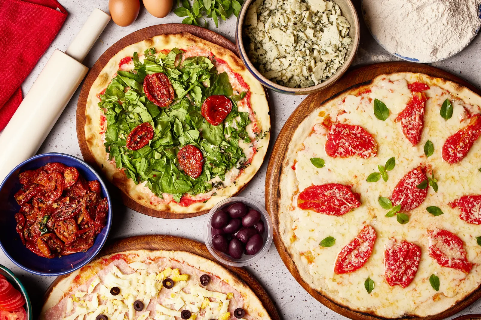Composição gastronômica com pizzas artesanais