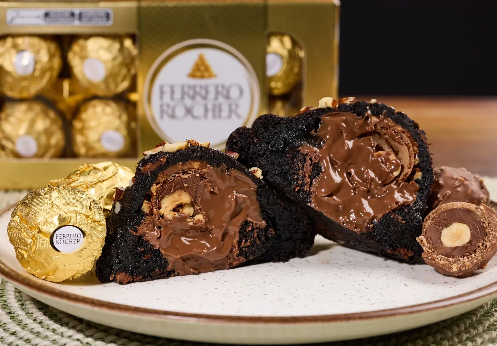 Sobremesa de chocolate fotografada em composição gastronômica