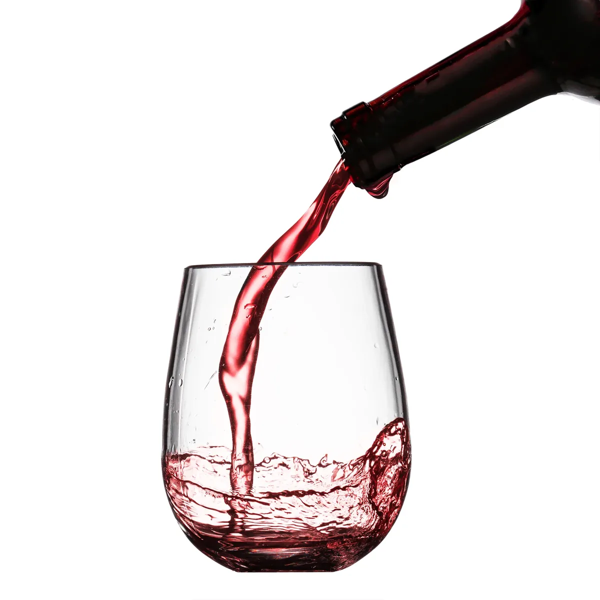 Vinho sendo servido em taça