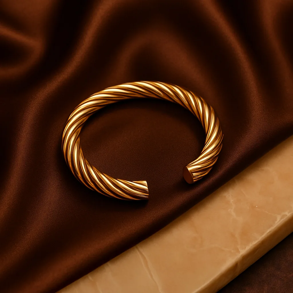 Bracelete dourado sobre tecido acetinado