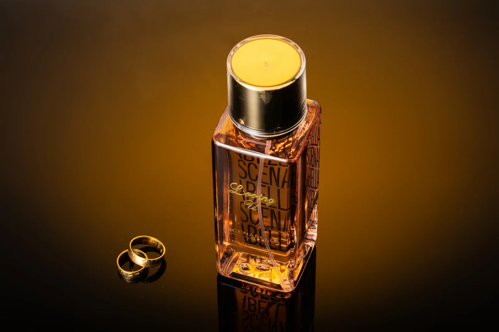 Perfume fotografado em cenário âmbar