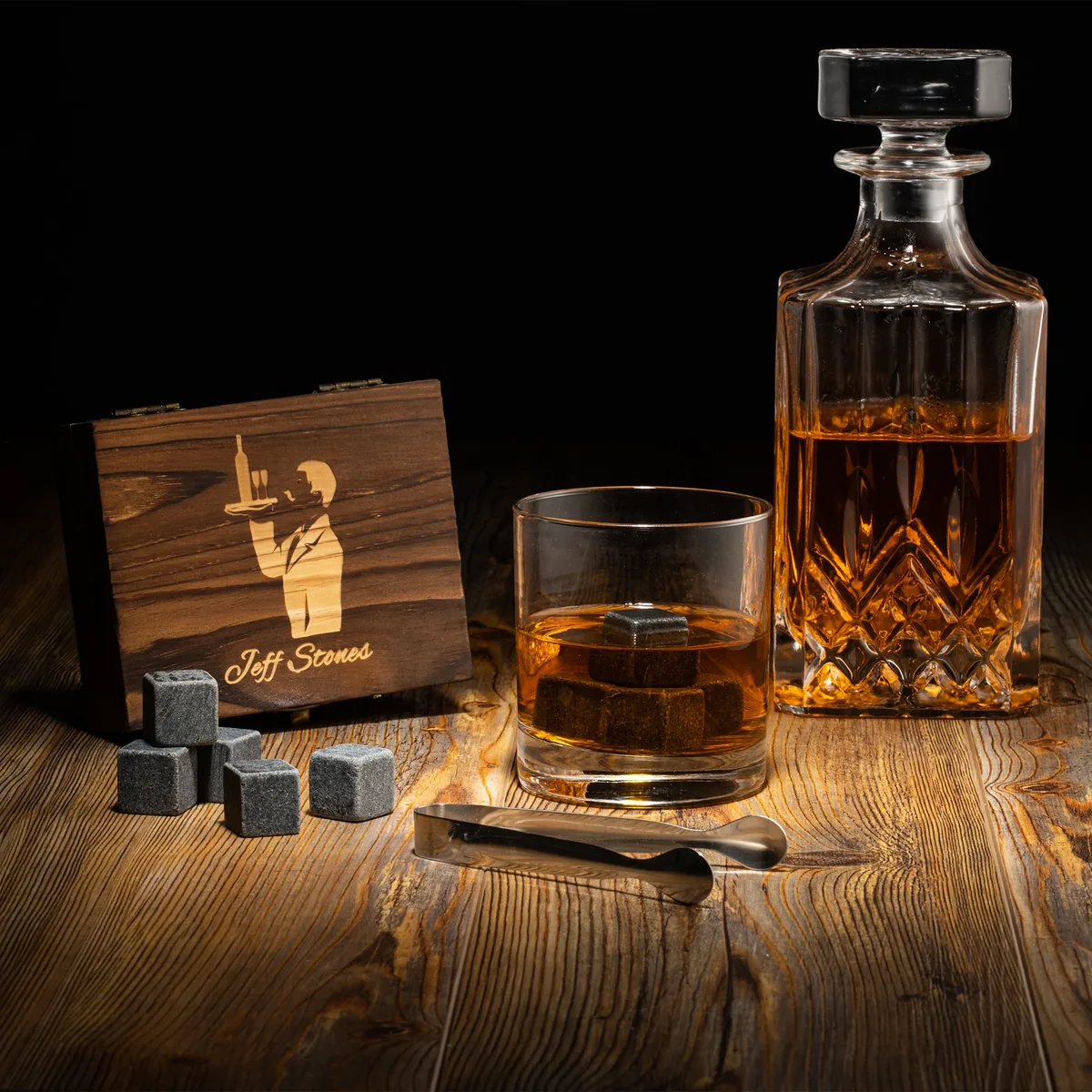 Garrafa e copo de whisky em composição de produto